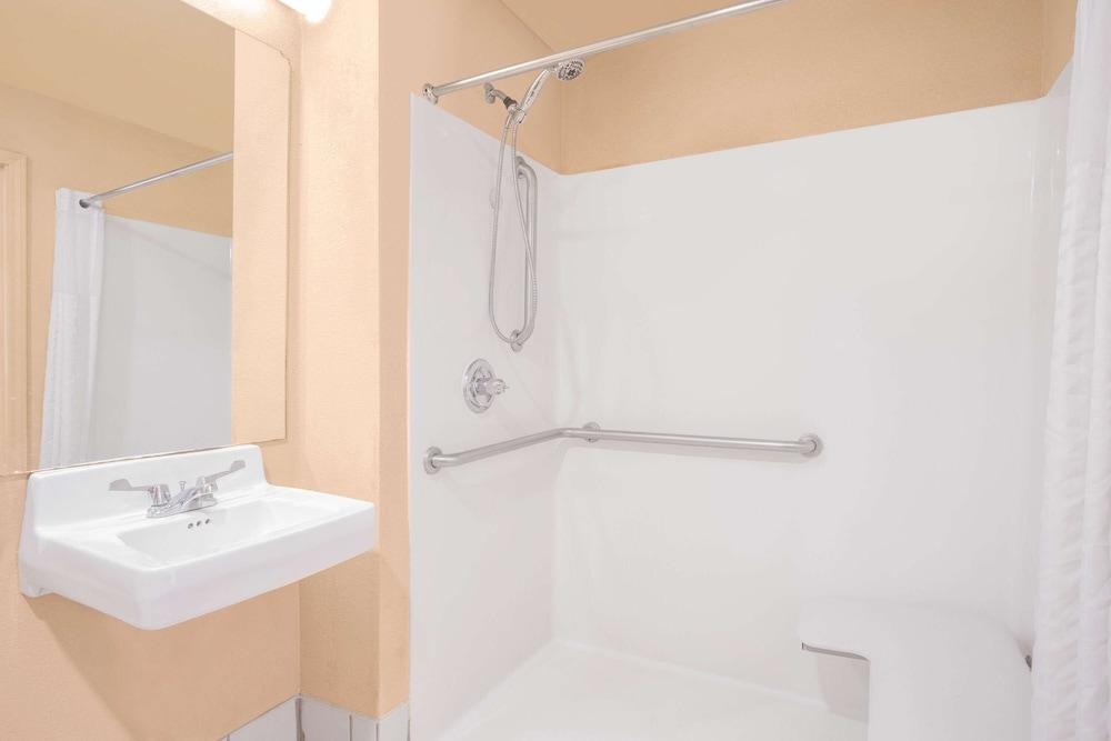Hawthorn Extended Stay by Wyndham Conyers photo 43