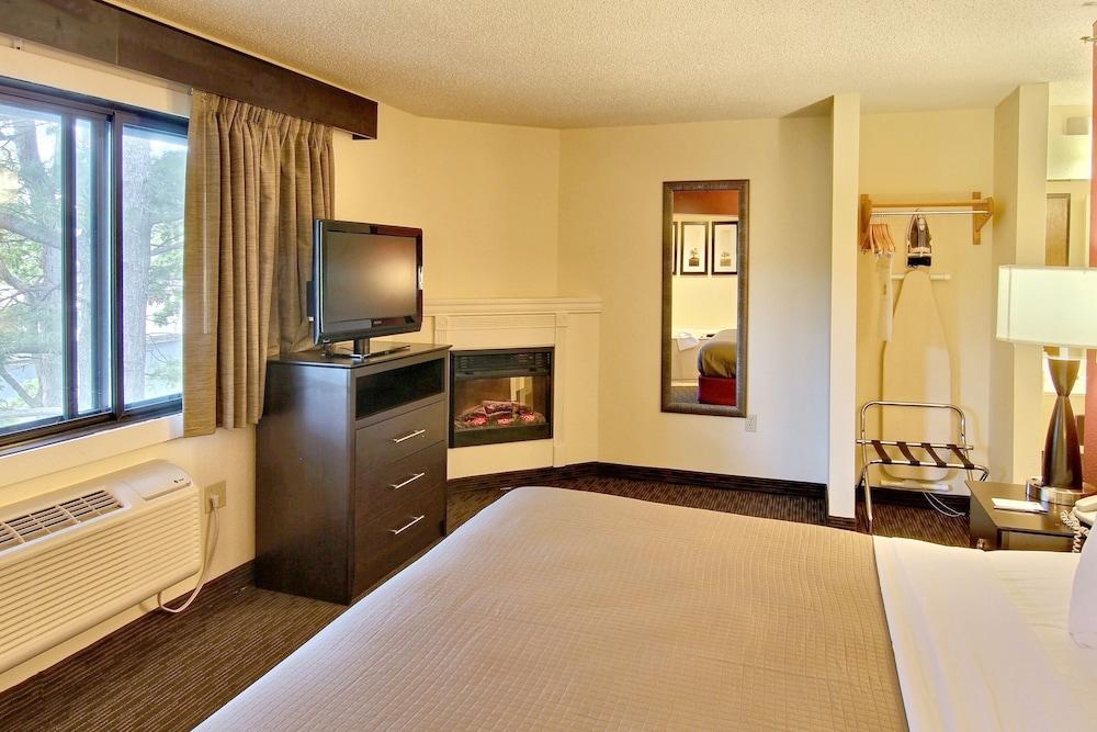 Blossom Hotel & Suites Traverse City photo 12