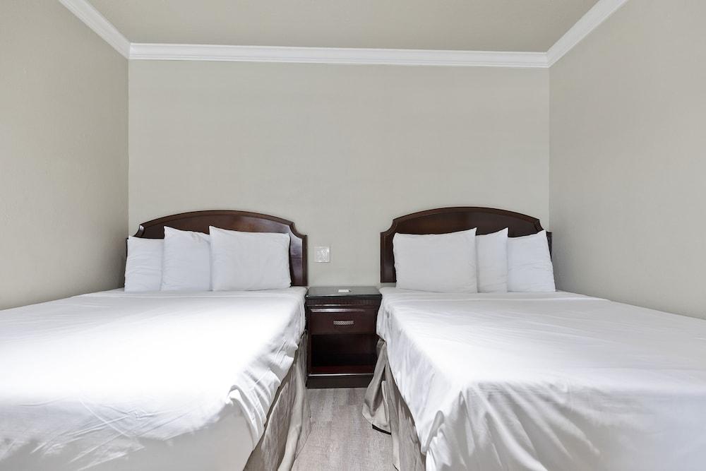 Le Blanc Inn & Suites photo 34