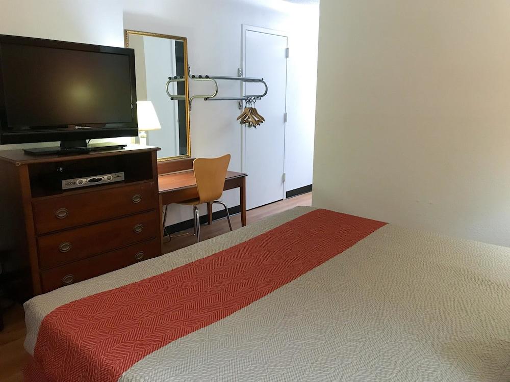 Econo Lodge photo 31