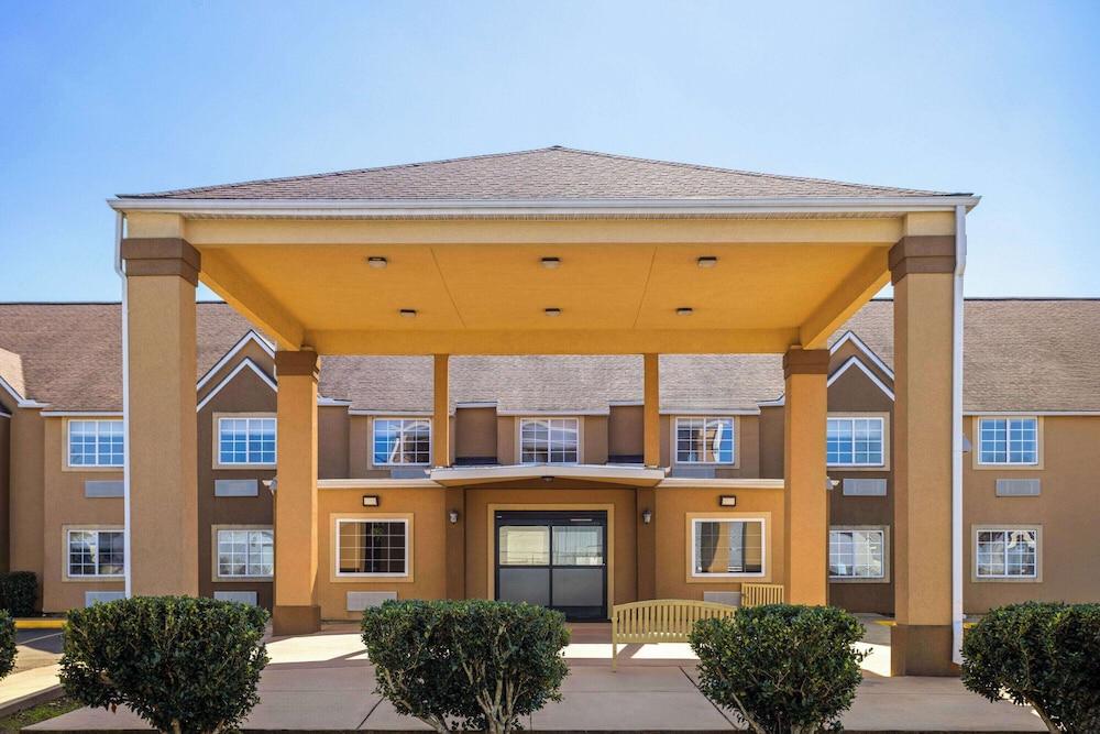 Days Inn By Wyndham Jackson Downtown photo 1