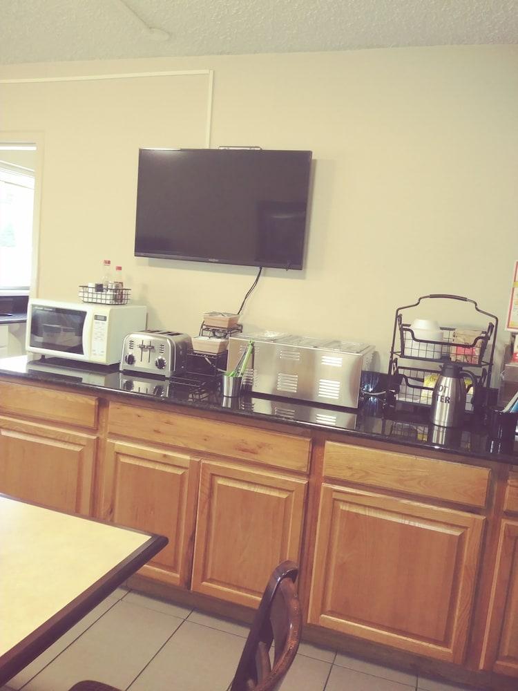 Brentwood Inn & Suites photo 29