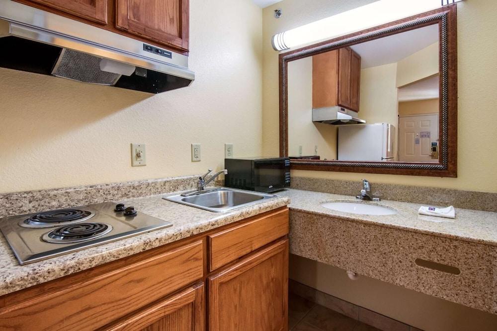 Rodeway Inn & Suites photo 39