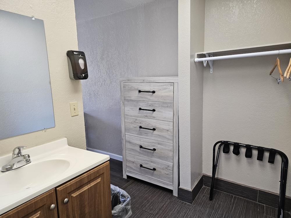 Canyon Inn Motel photo 13