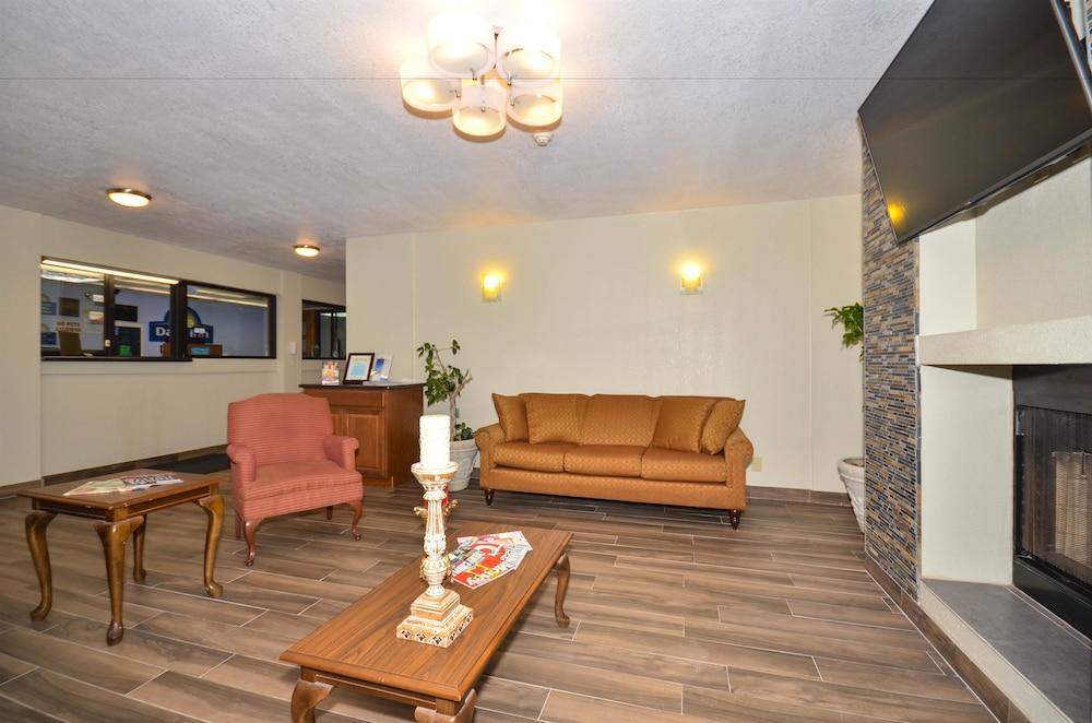 Days Inn by Wyndham Southern Hills/ORU photo 7