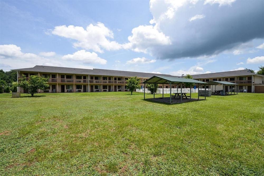 Americas Best Value Inn Canton, NC photo 14