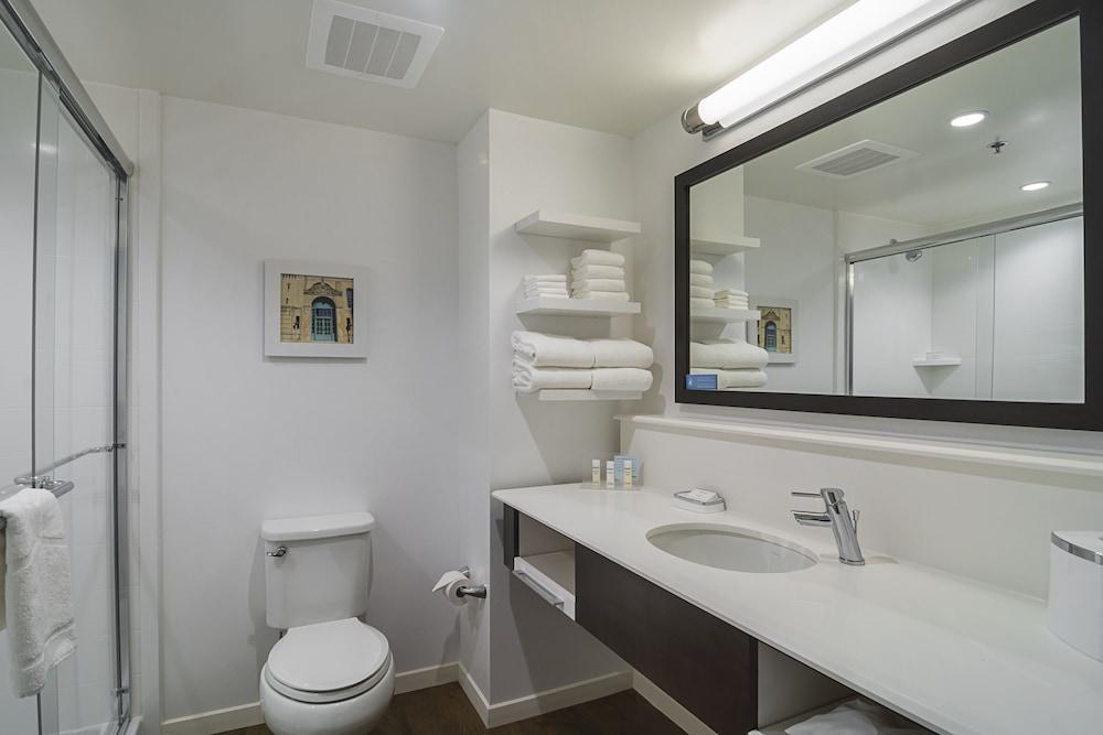 Hampton Inn Chicago North-Loyola Station photo 31