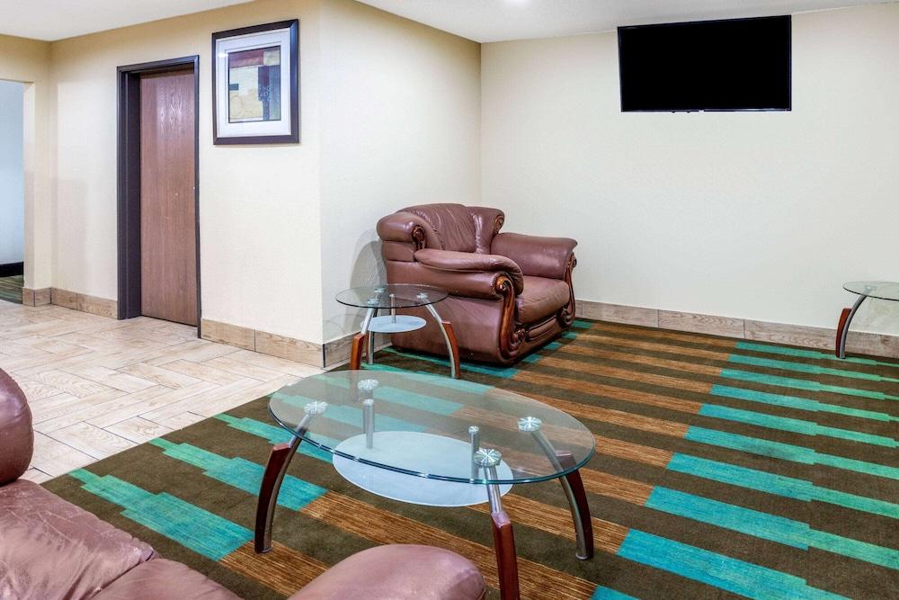 Baymont by Wyndham Beloit photo 6