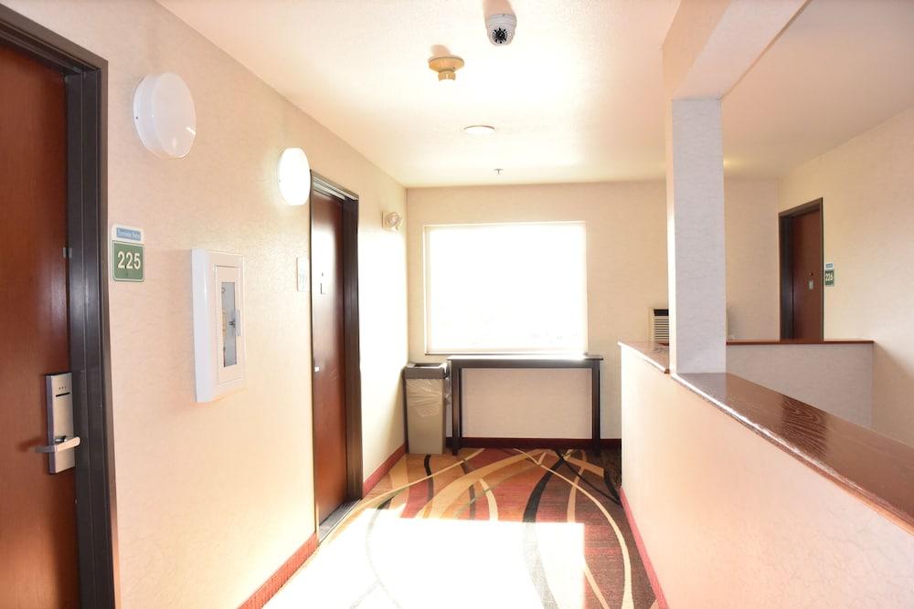 Travelodge Suites by Wyndham Newberg photo 53
