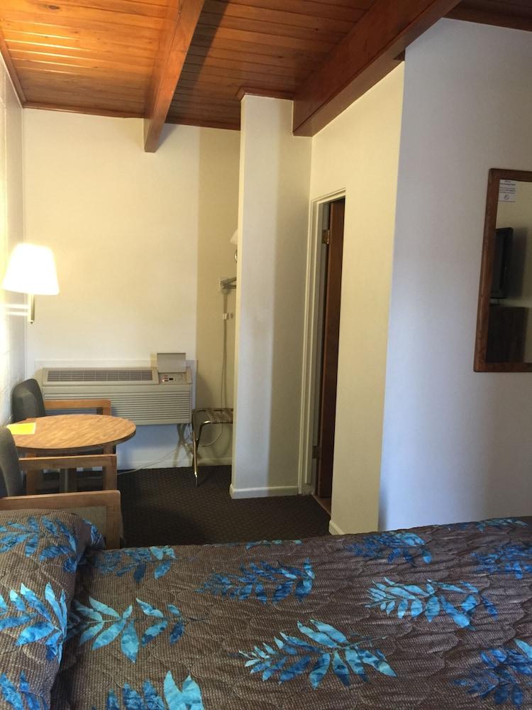 Lazy U Motel photo 29