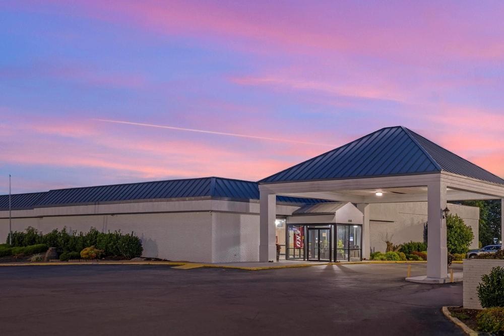 Baymont by Wyndham Richmond KY photo 79