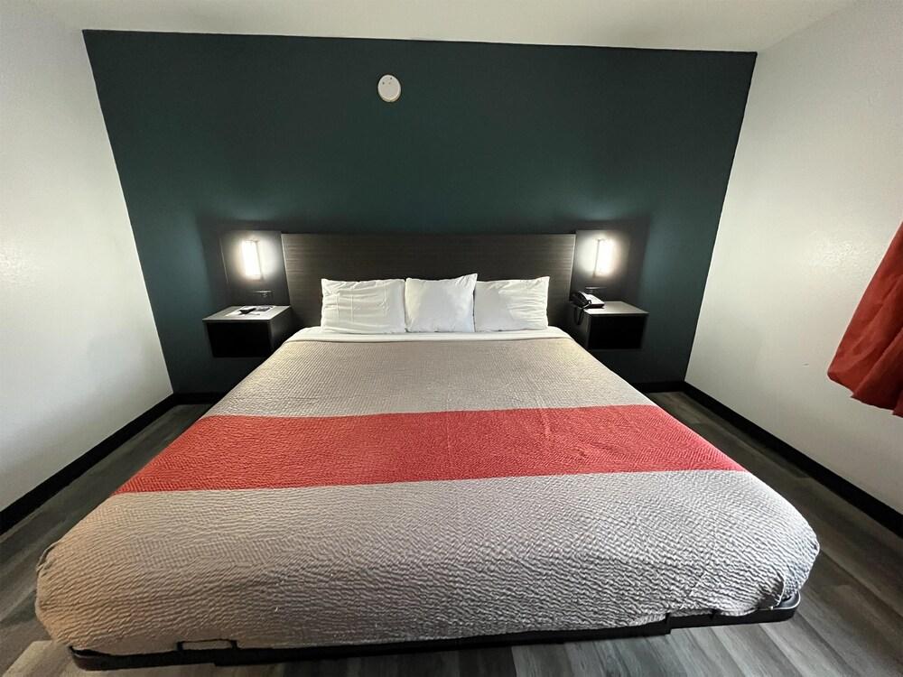 Studio 6 Suites Urbana, IL photo 9
