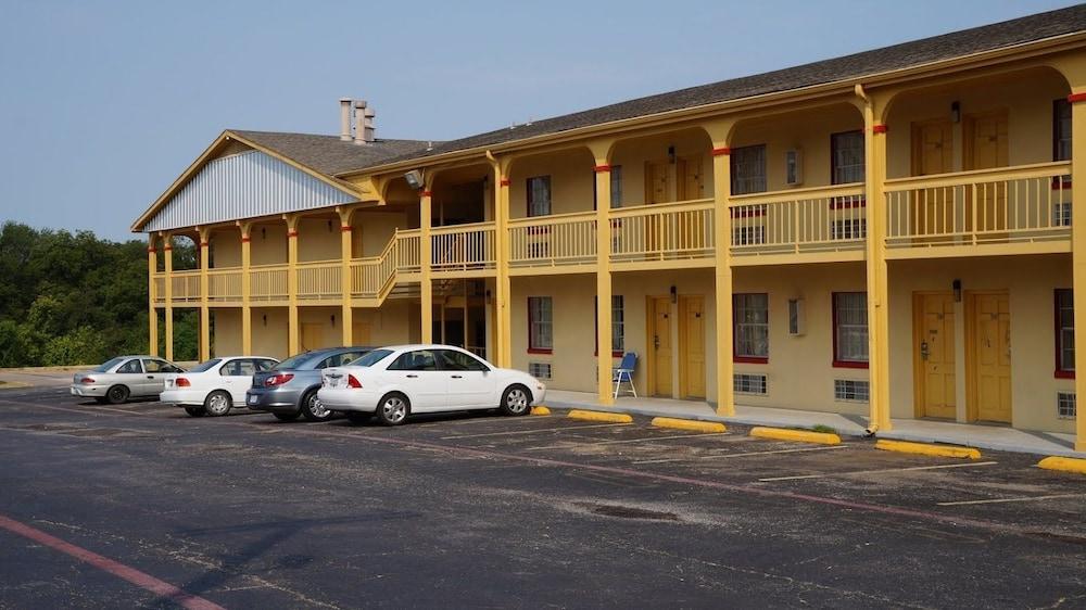 Travelers Inn photo 20