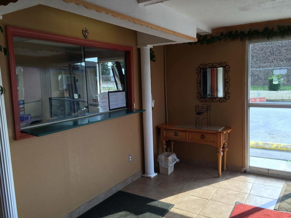 Super 7 Inn photo 2