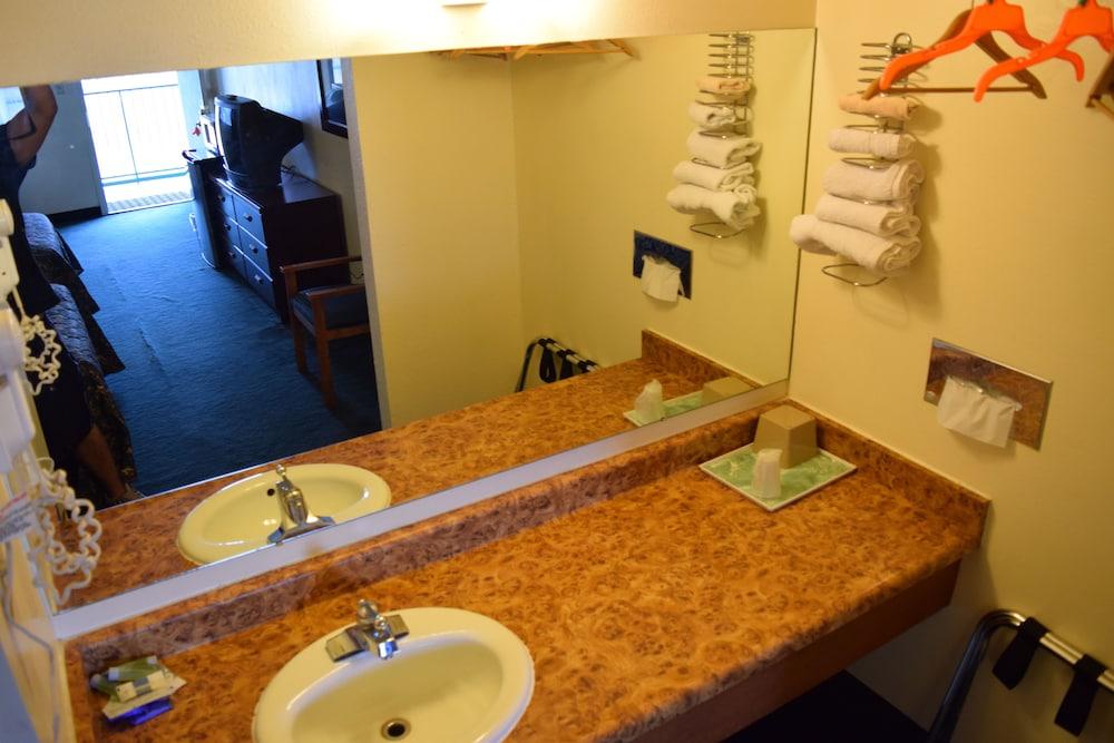 Travelers Inn & Suites photo 10