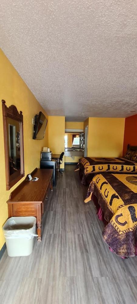 Chaparral Motel photo 26