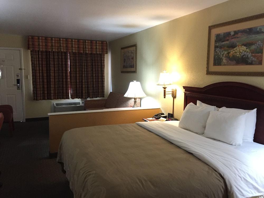 Econo Lodge Inn & Suites Eagle Pass photo 30