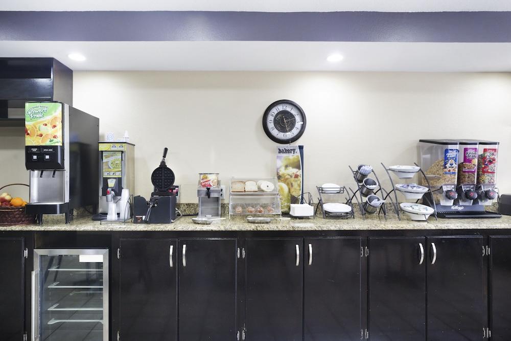 Microtel Inn & Suites by Wyndham Meridian photo 20