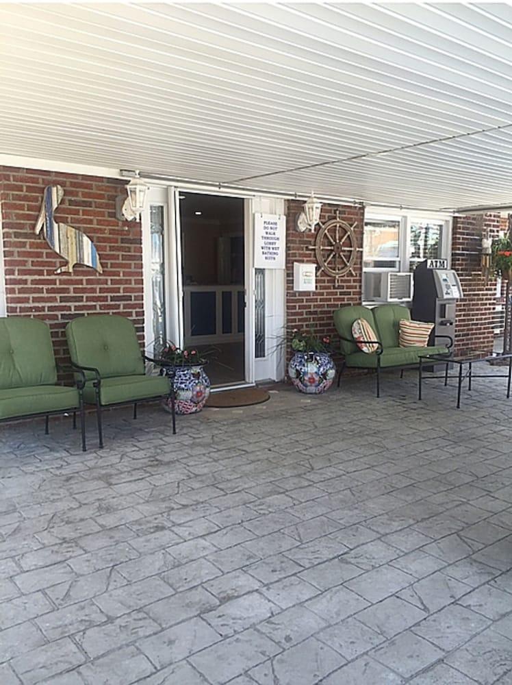 Pelican Point Motel photo 2