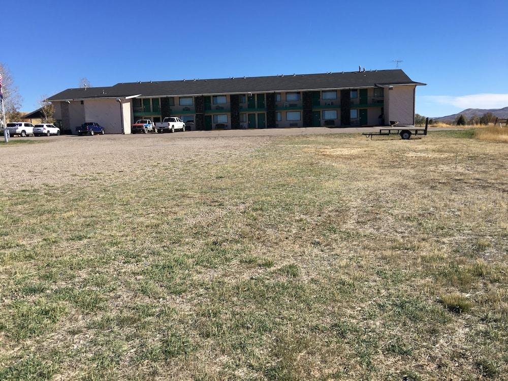 Travelers Inn & Suites photo 14