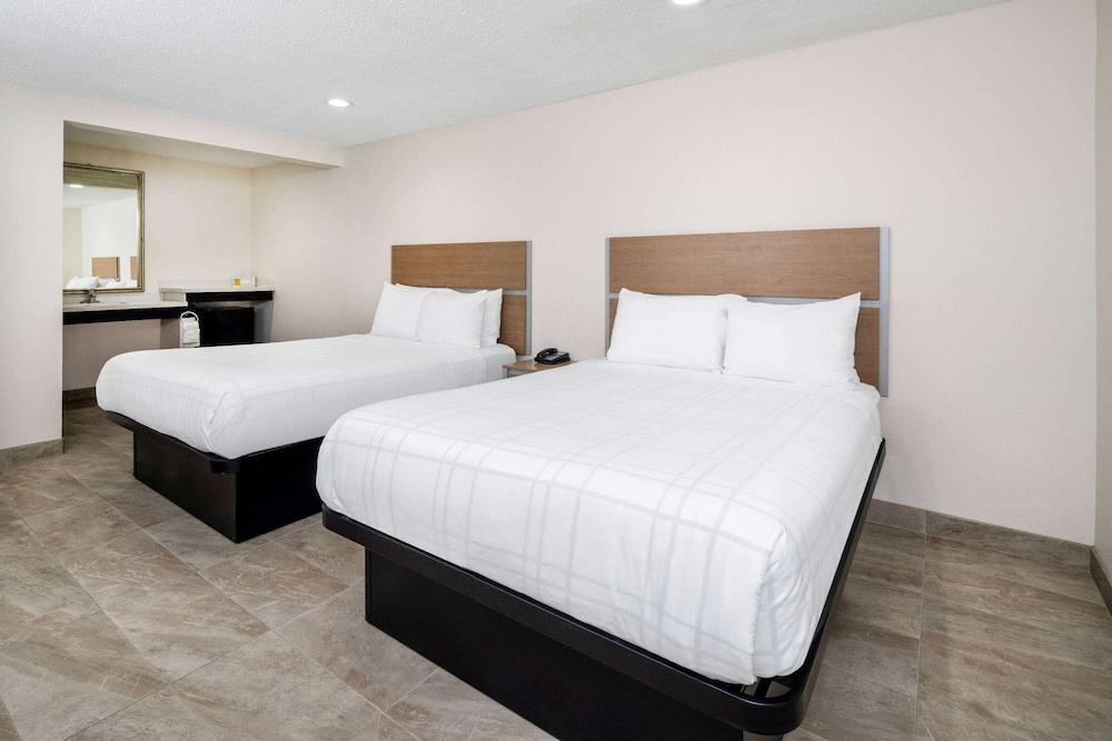 Super 8 by Wyndham Bakersfield Ca photo 22