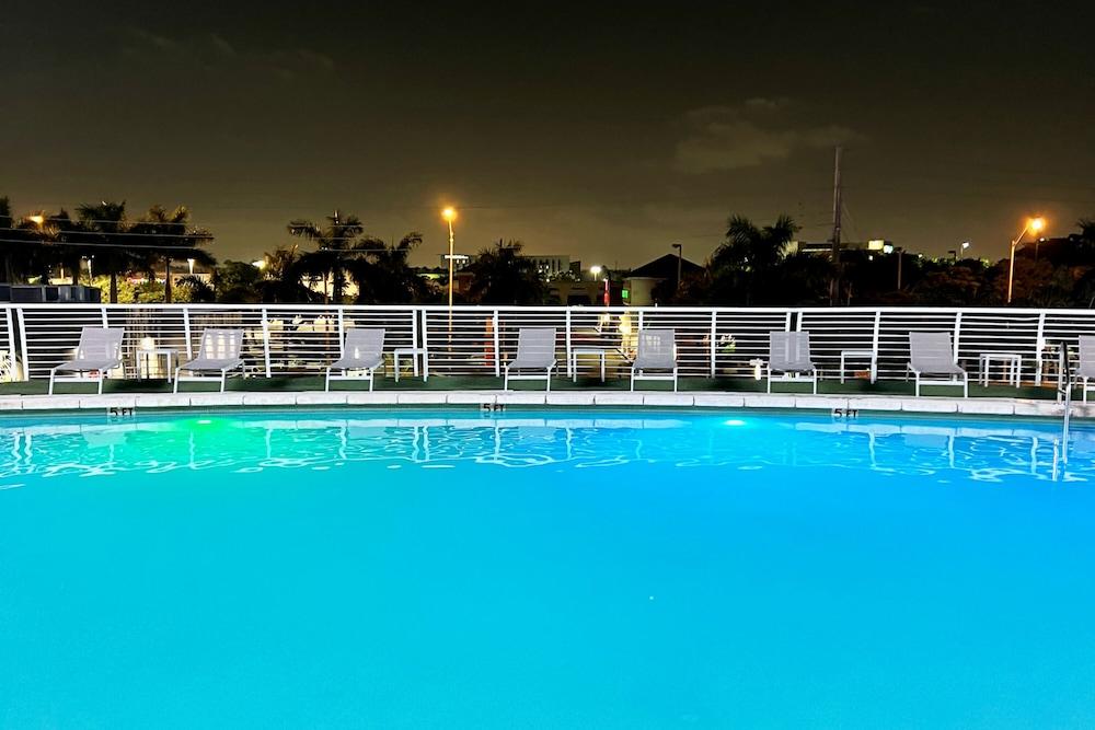 Nuvo Suites Hotel photo 56