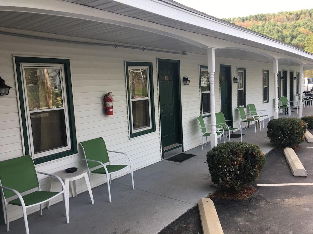 The Colonial Motel photo 33