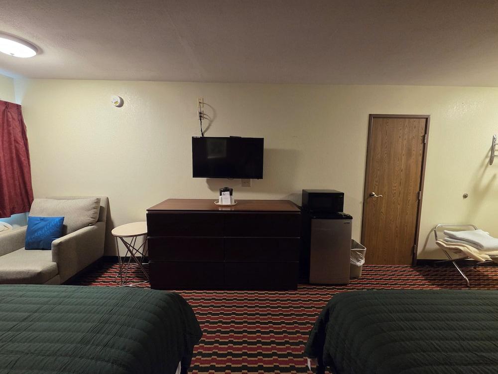 Chesaning Inn & Suites photo 56