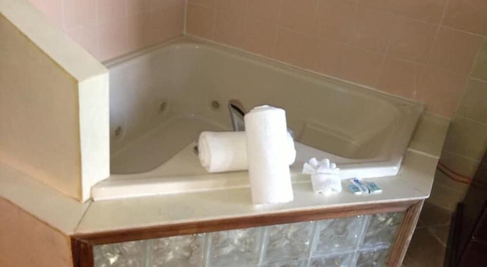 Catalina Airport Motel photo 5