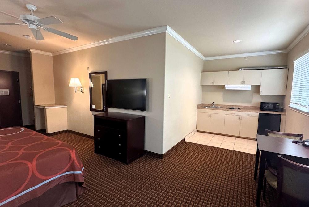 Super 8 by Wyndham IAH West/Greenspoint photo 35