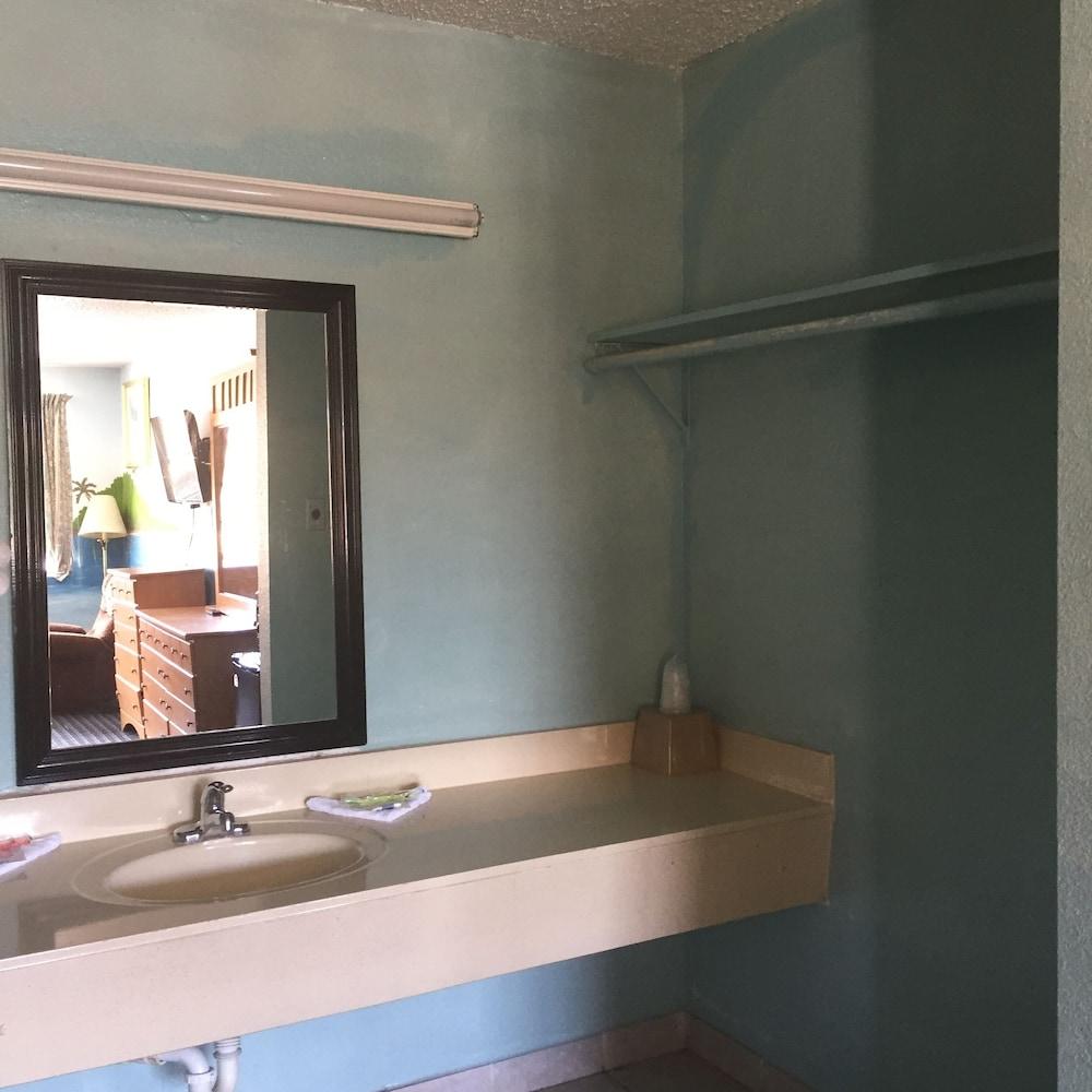 Guest Inn & Suites photo 14