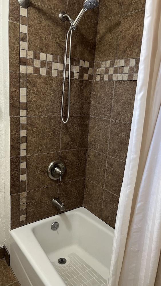 Economy Inn photo 33
