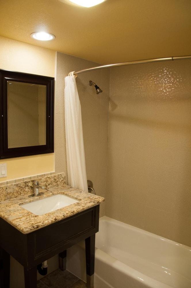 Bayshore Inn Motel photo 45