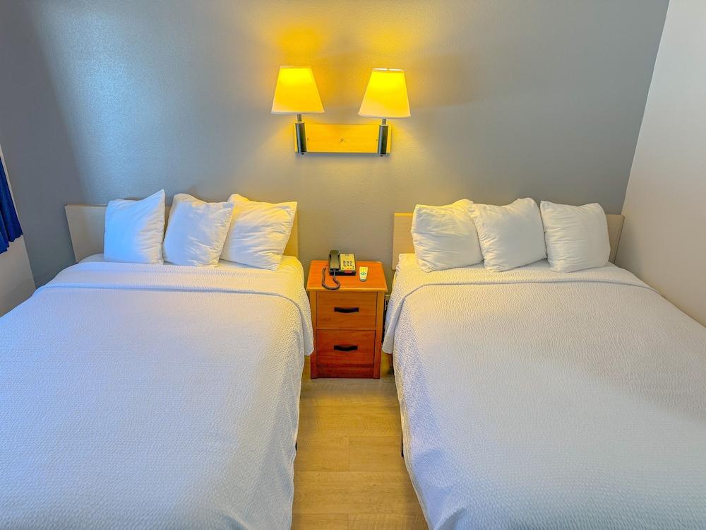 Super 7 Motel photo 10