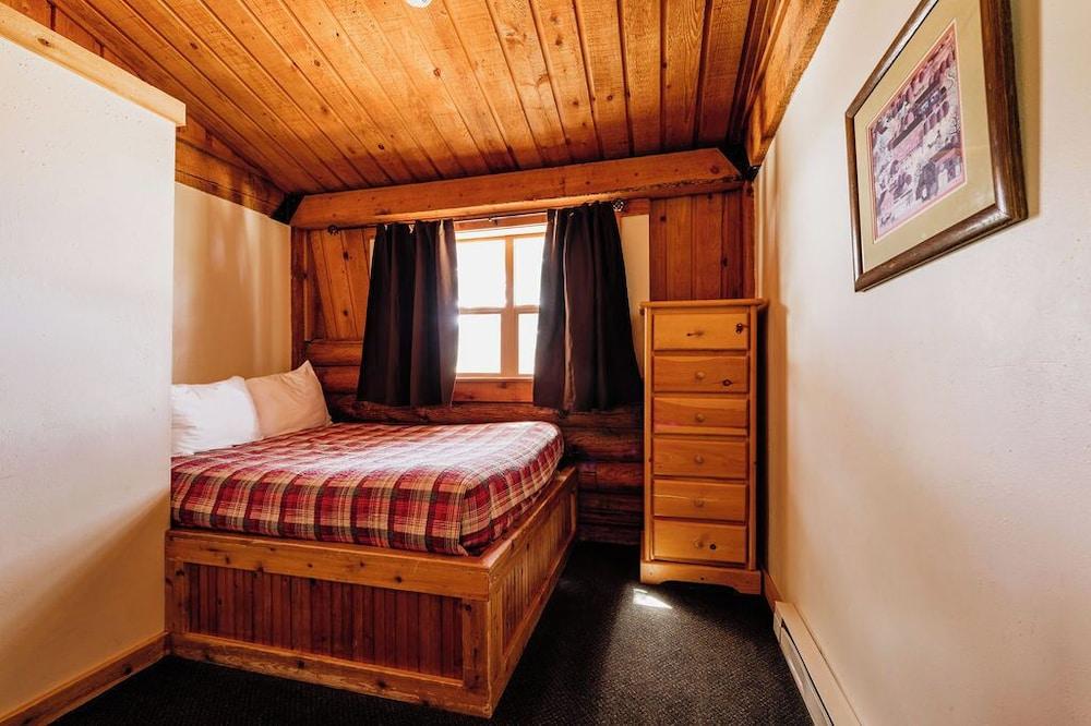 Chico Hot Springs Resort & Day Spa photo 34