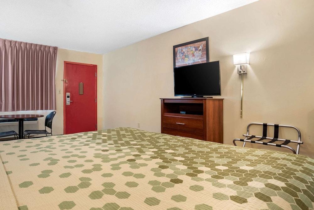 Econo Lodge Inn & Suites Forest photo 6