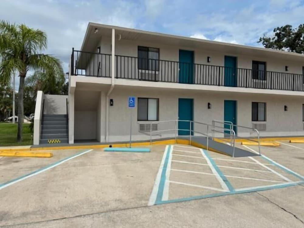 Sea Breeze Inn photo 10