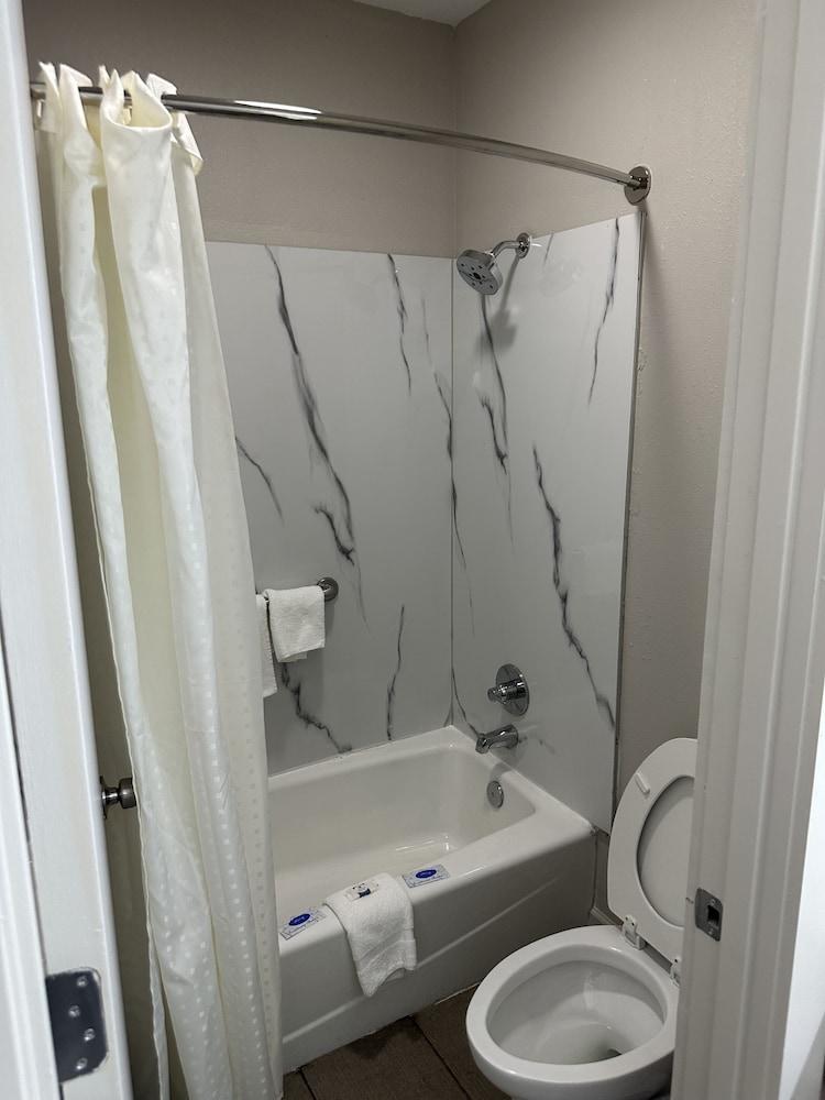 Oakwood Inn photo 9