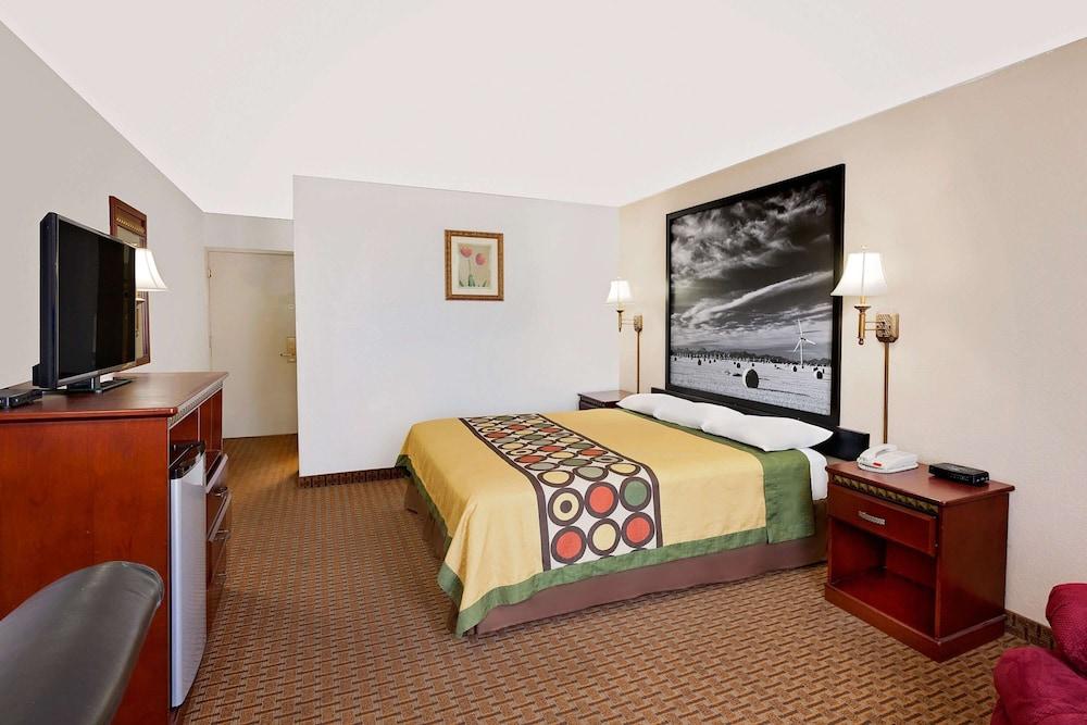 Super 8 by Wyndham Plainview photo 14