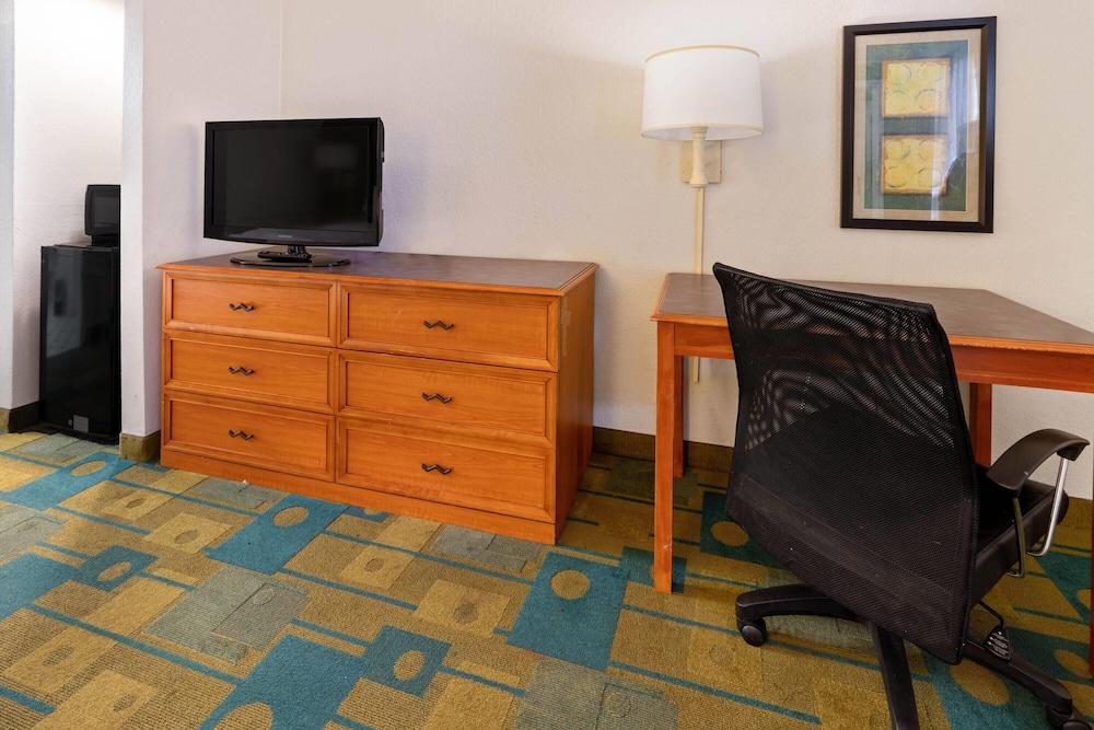 Travelodge by Wyndham Phoenix North photo 5