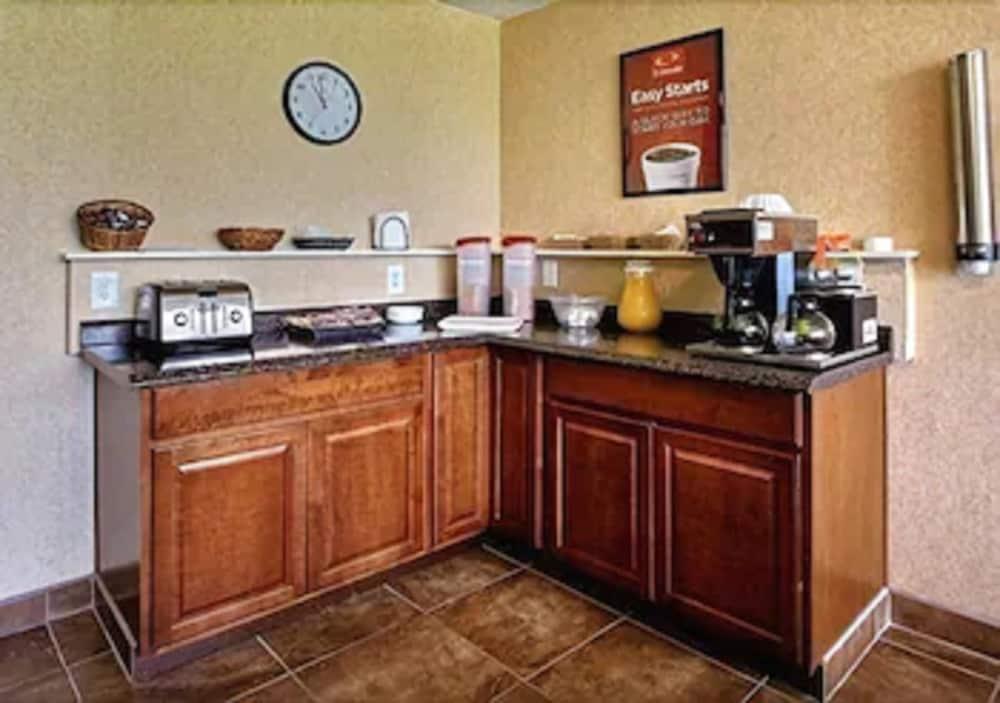 Airport Inn Flint photo 13