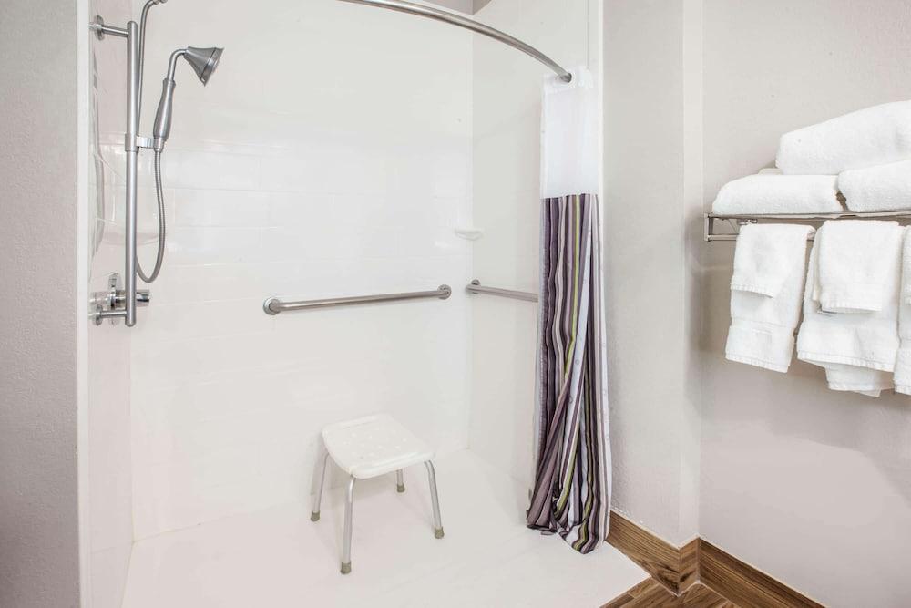 La Quinta Inn & Suites by Wyndham Elkhart photo 9