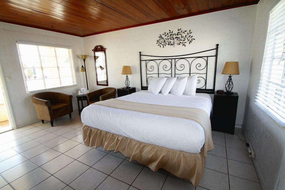 Island Breeze Inn photo 18