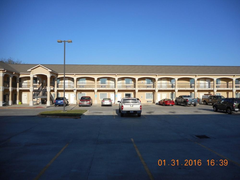 Crossroads Inn & Suites photo 14