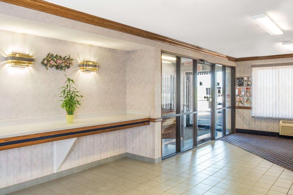 Days Inn by Wyndham Pontoon Beach photo 2