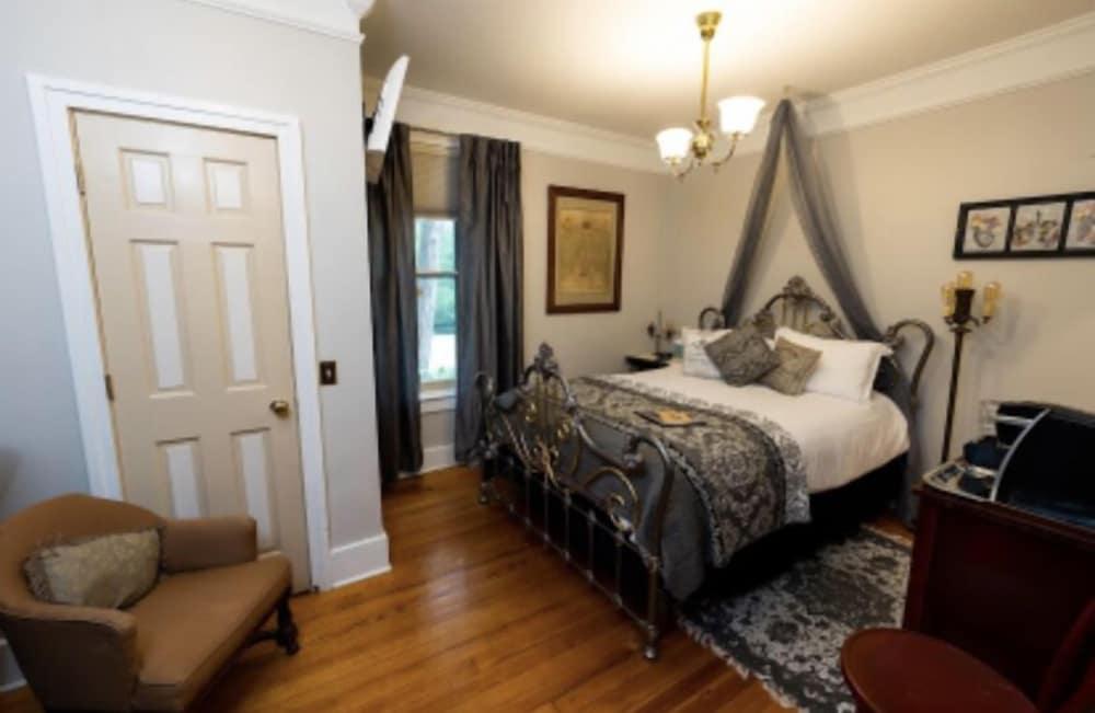Iron Amethyst Inn   Boutique Hotel photo 6