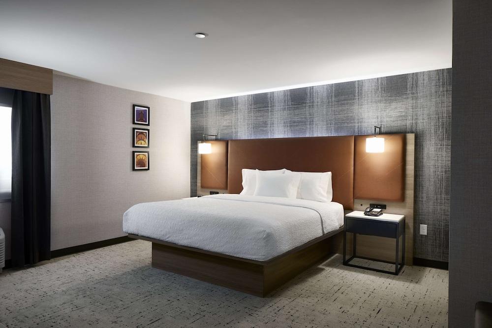 Hampton Inn Newark Airport photo 2
