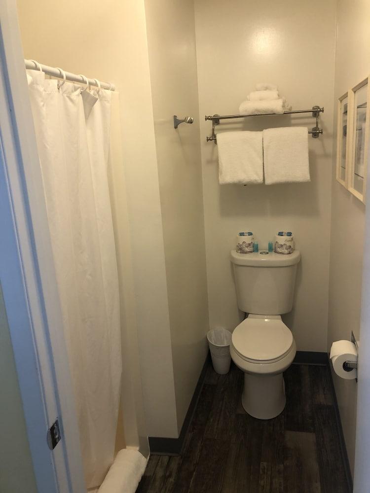Harbor's Edge Motel photo 46