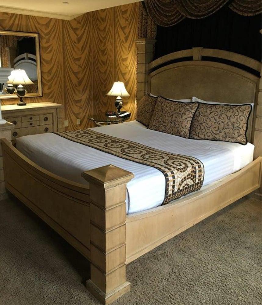 Midnight Rose & McGills Hotel & Casino photo 16