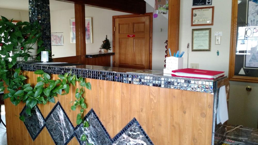 Going-To-The-Sun Inn & Suites photo 29